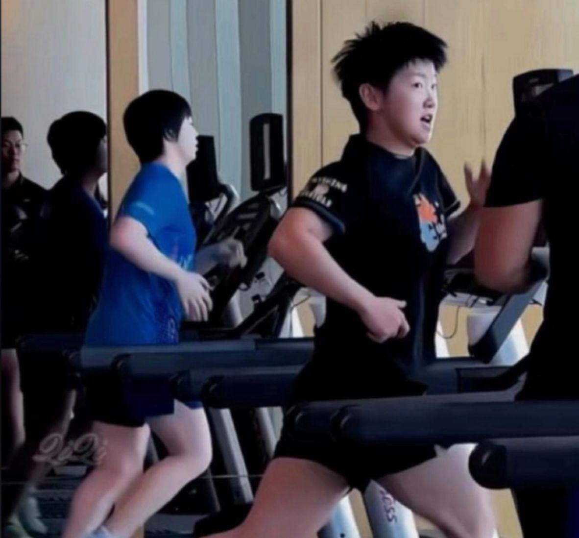 她背后自己 她背后自己